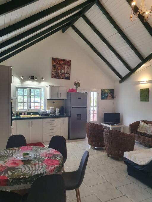 Le Sable Bleu - Evasion Tropicale A Sainte-Anne - Plage 5Min - Piscine - Parking - Logement Climatise - Vue Sur Les Palmiers - Parfait Pour Sejours En Famille Ou Entre Amis 外观 照片