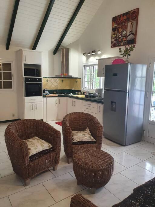 Le Sable Bleu - Evasion Tropicale A Sainte-Anne - Plage 5Min - Piscine - Parking - Logement Climatise - Vue Sur Les Palmiers - Parfait Pour Sejours En Famille Ou Entre Amis 外观 照片