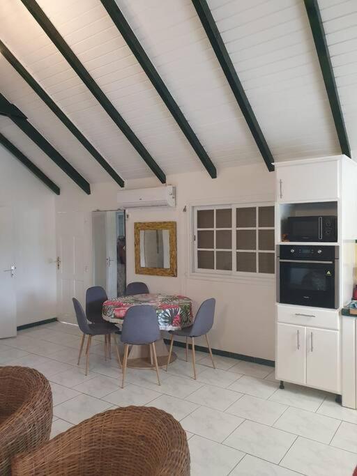 Le Sable Bleu - Evasion Tropicale A Sainte-Anne - Plage 5Min - Piscine - Parking - Logement Climatise - Vue Sur Les Palmiers - Parfait Pour Sejours En Famille Ou Entre Amis 外观 照片
