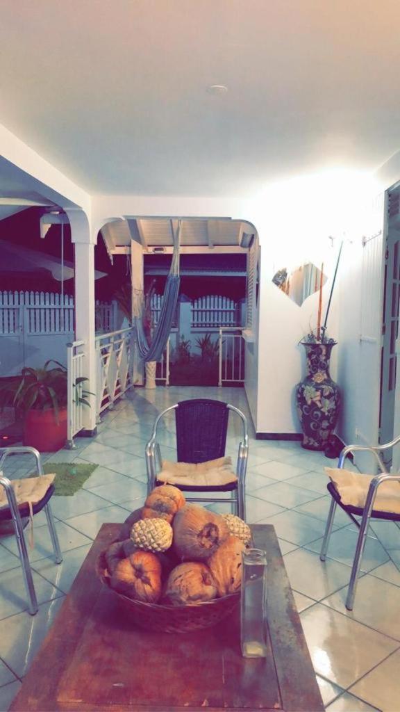 Le Sable Bleu - Evasion Tropicale A Sainte-Anne - Plage 5Min - Piscine - Parking - Logement Climatise - Vue Sur Les Palmiers - Parfait Pour Sejours En Famille Ou Entre Amis 外观 照片