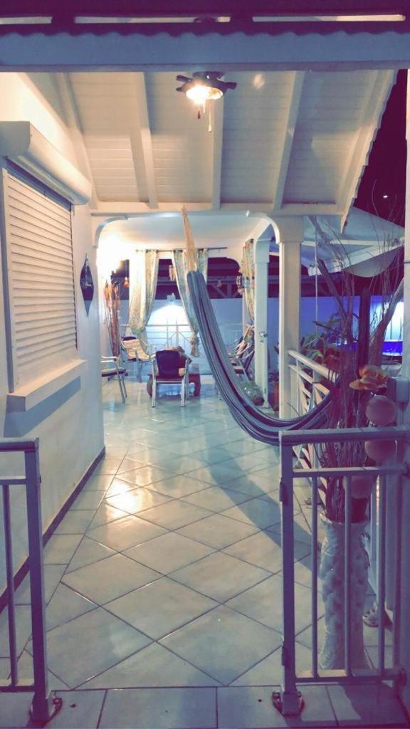 Le Sable Bleu - Evasion Tropicale A Sainte-Anne - Plage 5Min - Piscine - Parking - Logement Climatise - Vue Sur Les Palmiers - Parfait Pour Sejours En Famille Ou Entre Amis 外观 照片