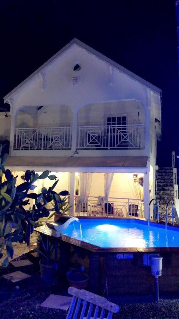 Le Sable Bleu - Evasion Tropicale A Sainte-Anne - Plage 5Min - Piscine - Parking - Logement Climatise - Vue Sur Les Palmiers - Parfait Pour Sejours En Famille Ou Entre Amis 外观 照片