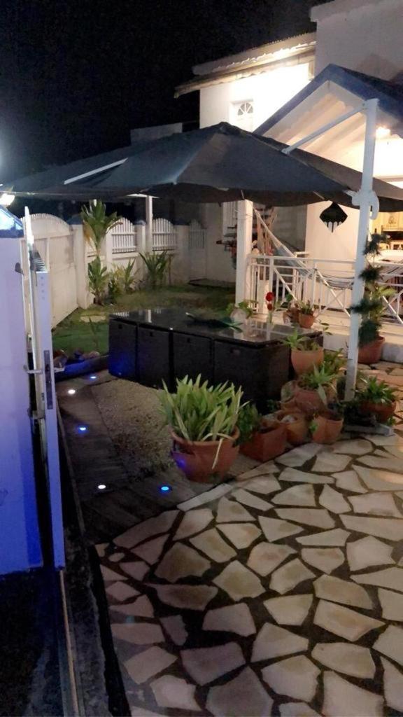 Le Sable Bleu - Evasion Tropicale A Sainte-Anne - Plage 5Min - Piscine - Parking - Logement Climatise - Vue Sur Les Palmiers - Parfait Pour Sejours En Famille Ou Entre Amis 外观 照片
