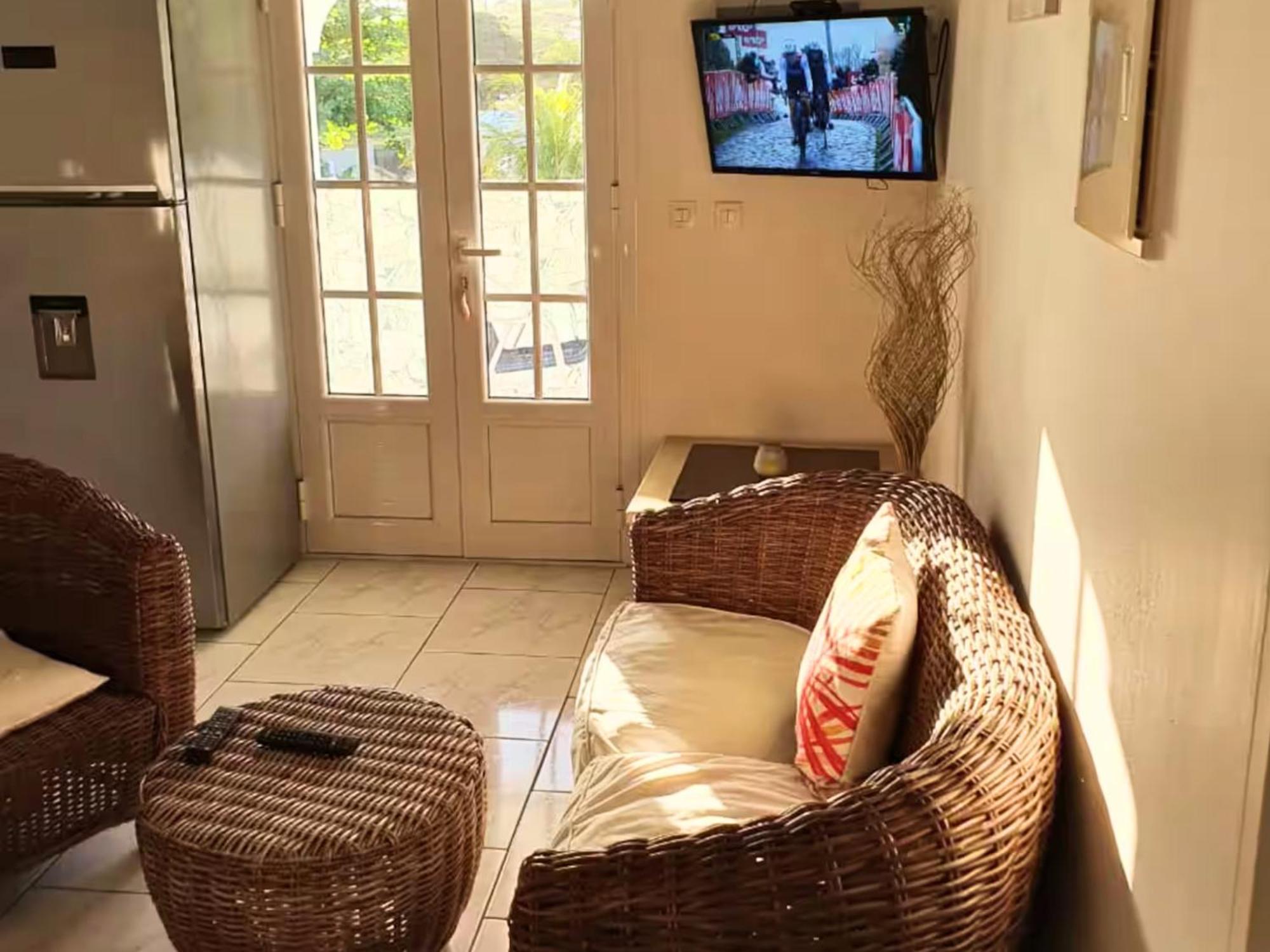 Le Sable Bleu - Evasion Tropicale A Sainte-Anne - Plage 5Min - Piscine - Parking - Logement Climatise - Vue Sur Les Palmiers - Parfait Pour Sejours En Famille Ou Entre Amis 外观 照片