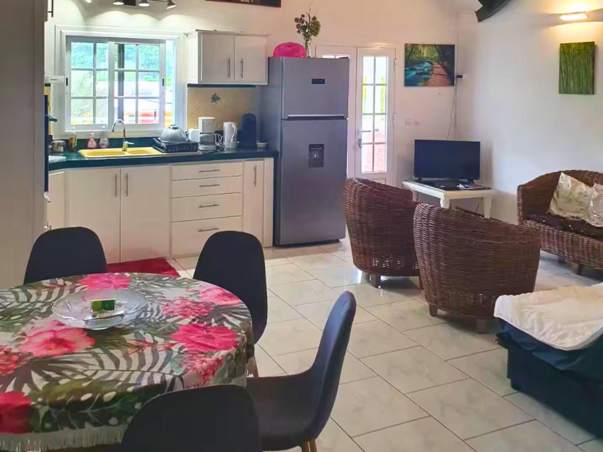 Le Sable Bleu - Evasion Tropicale A Sainte-Anne - Plage 5Min - Piscine - Parking - Logement Climatise - Vue Sur Les Palmiers - Parfait Pour Sejours En Famille Ou Entre Amis 外观 照片